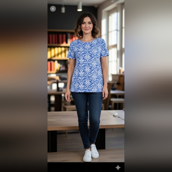 Croft & Barrow Essential Crewneck Tee Color: Blue And White Floral  Size:L (EUC) - Picture 1 of 8